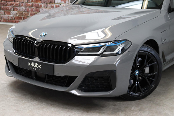 BMW 5 Serie Touring 530e xDrive High Executive M Sport Pakket Automaat / Live Cockpit Professional / Driving Assistant Professional / Laserlicht / Panoramadak / Trekhaak / Stuurwielverwarming / Ambiance Verlichting / Stoelverwarming voor+achter / Head-Up Display / DAB / Hifi / Sportstoelen