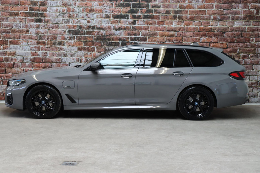 BMW 5 Serie Touring 530e xDrive High Executive M Sport Pakket Automaat / Live Cockpit Professional / Driving Assistant Professional / Laserlicht / Panoramadak / Trekhaak / Stuurwielverwarming / Ambiance Verlichting / Stoelverwarming voor+achter / Head-Up Display / DAB / Hifi / Sportstoelen