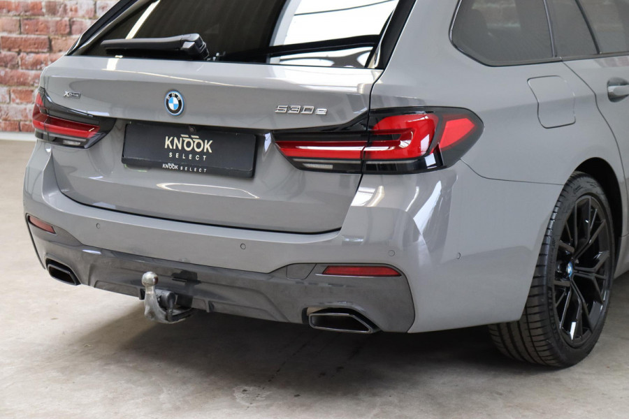 BMW 5 Serie Touring 530e xDrive High Executive M Sport Pakket Automaat / Live Cockpit Professional / Driving Assistant Professional / Laserlicht / Panoramadak / Trekhaak / Stuurwielverwarming / Ambiance Verlichting / Stoelverwarming voor+achter / Head-Up Display / DAB / Hifi / Sportstoelen