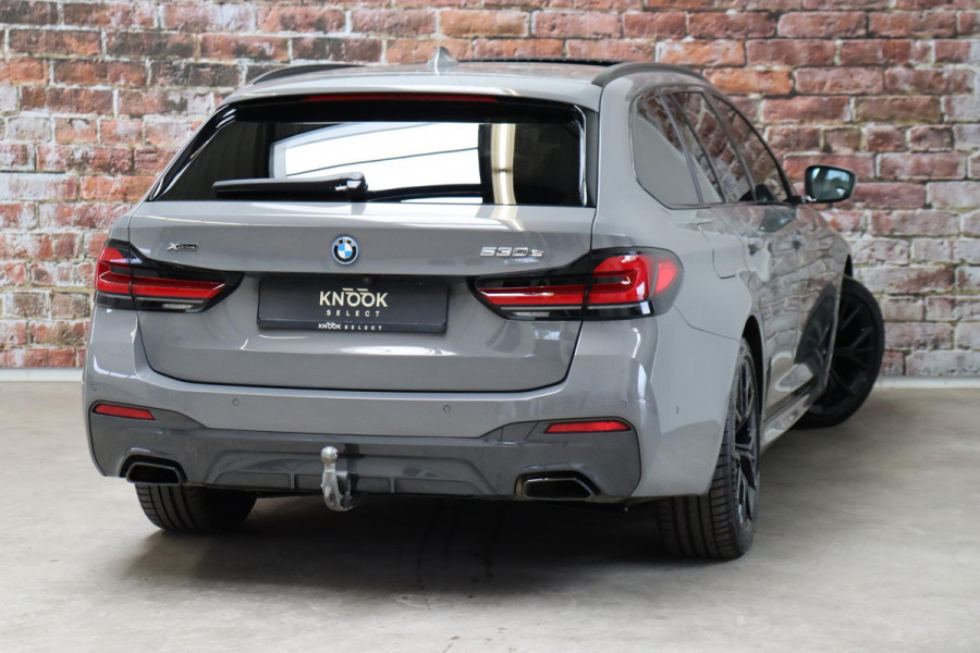 BMW 5 Serie Touring 530e xDrive High Executive M Sport Pakket Automaat / Live Cockpit Professional / Driving Assistant Professional / Laserlicht / Panoramadak / Trekhaak / Stuurwielverwarming / Ambiance Verlichting / Stoelverwarming voor+achter / Head-Up Display / DAB / Hifi / Sportstoelen