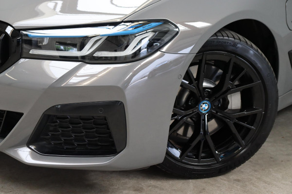 BMW 5 Serie Touring 530e xDrive High Executive M Sport Pakket Automaat / Live Cockpit Professional / Driving Assistant Professional / Laserlicht / Panoramadak / Trekhaak / Stuurwielverwarming / Ambiance Verlichting / Stoelverwarming voor+achter / Head-Up Display / DAB / Hifi / Sportstoelen