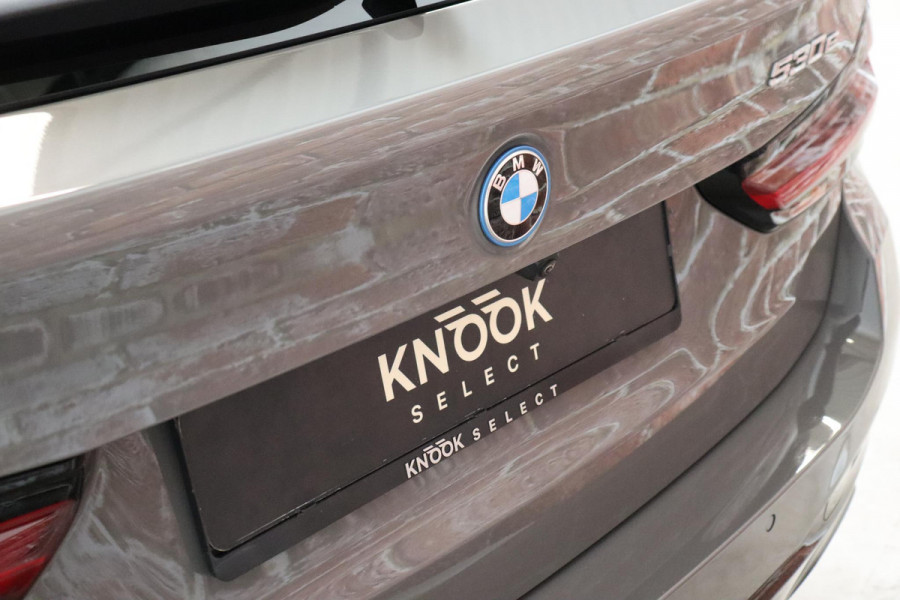 BMW 5 Serie Touring 530e xDrive High Executive M Sport Pakket Automaat / Live Cockpit Professional / Driving Assistant Professional / Laserlicht / Panoramadak / Trekhaak / Stuurwielverwarming / Ambiance Verlichting / Stoelverwarming voor+achter / Head-Up Display / DAB / Hifi / Sportstoelen