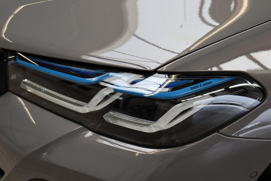 BMW 5 Serie Touring 530e xDrive High Executive M Sport Pakket Automaat / Live Cockpit Professional / Driving Assistant Professional / Laserlicht / Panoramadak / Trekhaak / Stuurwielverwarming / Ambiance Verlichting / Stoelverwarming voor+achter / Head-Up Display / DAB / Hifi / Sportstoelen
