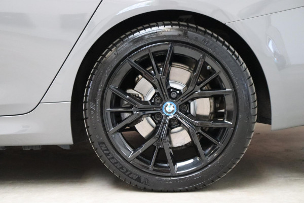 BMW 5 Serie Touring 530e xDrive High Executive M Sport Pakket Automaat / Live Cockpit Professional / Driving Assistant Professional / Laserlicht / Panoramadak / Trekhaak / Stuurwielverwarming / Ambiance Verlichting / Stoelverwarming voor+achter / Head-Up Display / DAB / Hifi / Sportstoelen