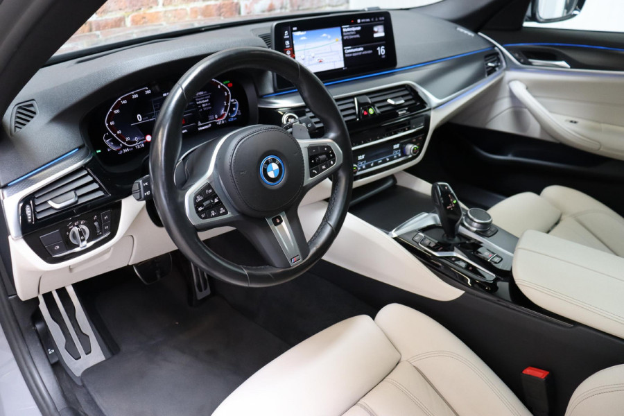 BMW 5 Serie Touring 530e xDrive High Executive M Sport Pakket Automaat / Live Cockpit Professional / Driving Assistant Professional / Laserlicht / Panoramadak / Trekhaak / Stuurwielverwarming / Ambiance Verlichting / Stoelverwarming voor+achter / Head-Up Display / DAB / Hifi / Sportstoelen