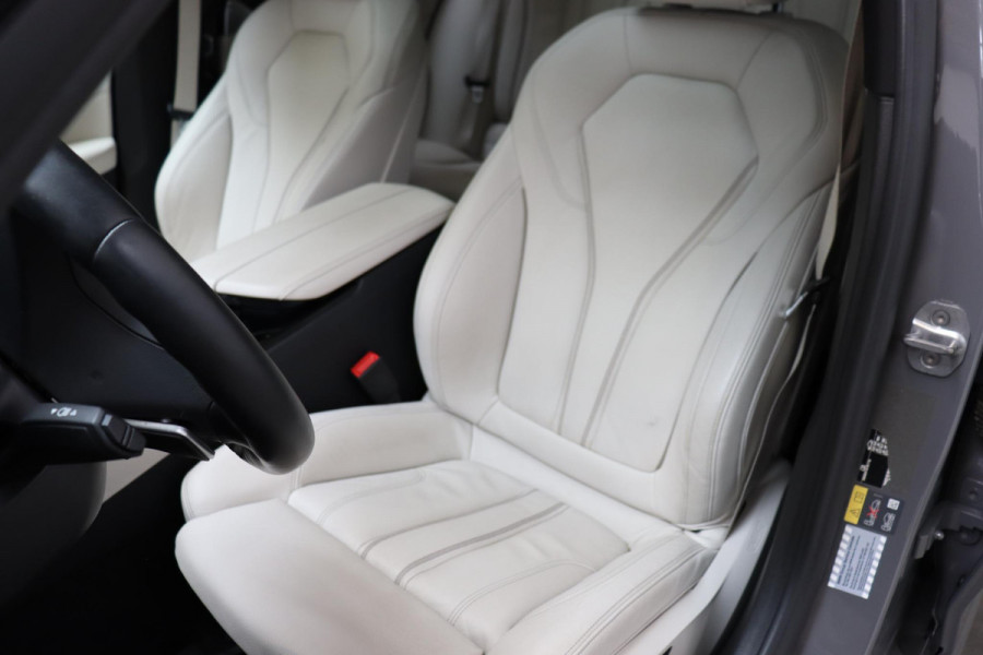 BMW 5 Serie Touring 530e xDrive High Executive M Sport Pakket Automaat / Live Cockpit Professional / Driving Assistant Professional / Laserlicht / Panoramadak / Trekhaak / Stuurwielverwarming / Ambiance Verlichting / Stoelverwarming voor+achter / Head-Up Display / DAB / Hifi / Sportstoelen