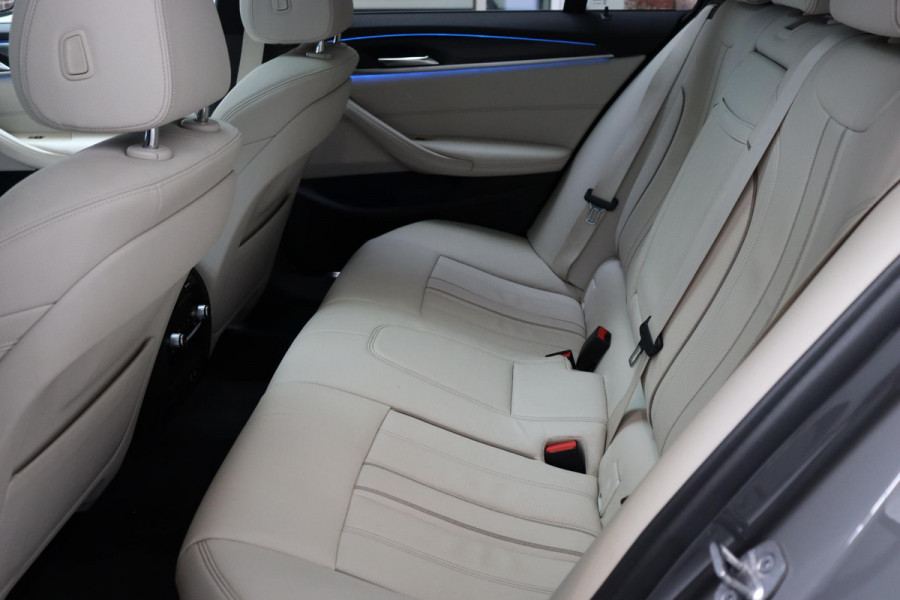 BMW 5 Serie Touring 530e xDrive High Executive M Sport Pakket Automaat / Live Cockpit Professional / Driving Assistant Professional / Laserlicht / Panoramadak / Trekhaak / Stuurwielverwarming / Ambiance Verlichting / Stoelverwarming voor+achter / Head-Up Display / DAB / Hifi / Sportstoelen