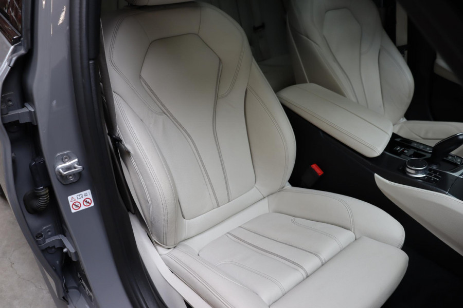 BMW 5 Serie Touring 530e xDrive High Executive M Sport Pakket Automaat / Live Cockpit Professional / Driving Assistant Professional / Laserlicht / Panoramadak / Trekhaak / Stuurwielverwarming / Ambiance Verlichting / Stoelverwarming voor+achter / Head-Up Display / DAB / Hifi / Sportstoelen