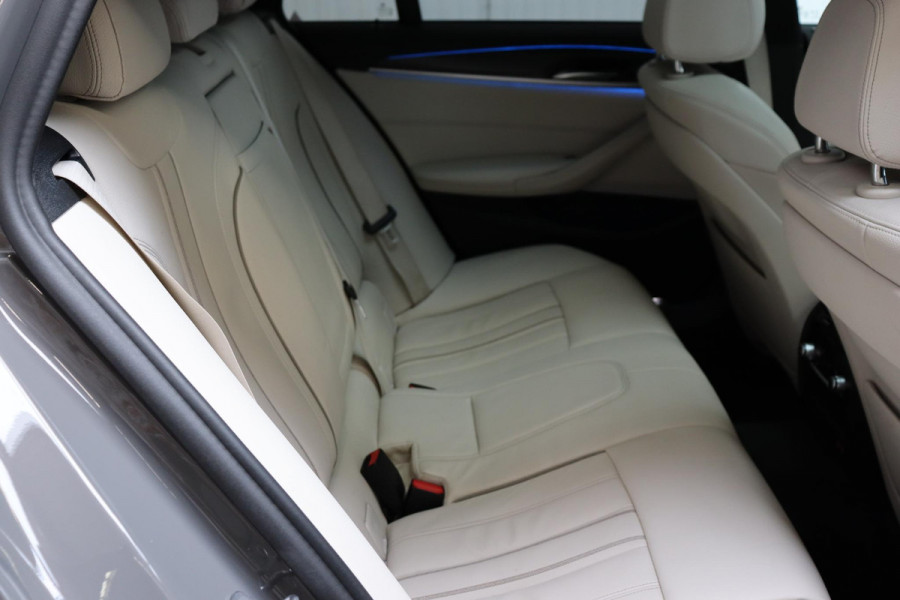 BMW 5 Serie Touring 530e xDrive High Executive M Sport Pakket Automaat / Live Cockpit Professional / Driving Assistant Professional / Laserlicht / Panoramadak / Trekhaak / Stuurwielverwarming / Ambiance Verlichting / Stoelverwarming voor+achter / Head-Up Display / DAB / Hifi / Sportstoelen
