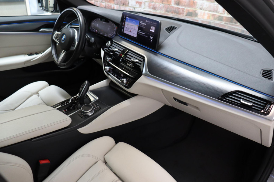 BMW 5 Serie Touring 530e xDrive High Executive M Sport Pakket Automaat / Live Cockpit Professional / Driving Assistant Professional / Laserlicht / Panoramadak / Trekhaak / Stuurwielverwarming / Ambiance Verlichting / Stoelverwarming voor+achter / Head-Up Display / DAB / Hifi / Sportstoelen