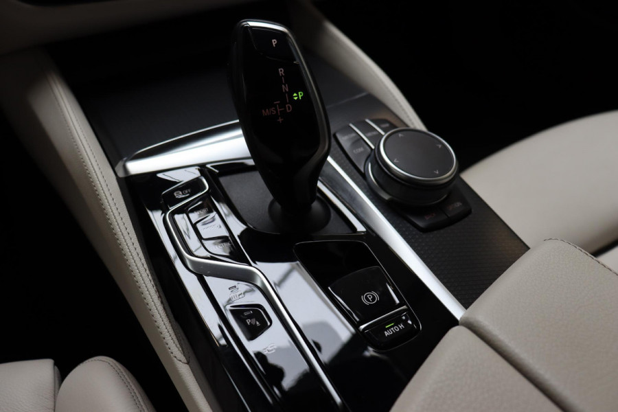 BMW 5 Serie Touring 530e xDrive High Executive M Sport Pakket Automaat / Live Cockpit Professional / Driving Assistant Professional / Laserlicht / Panoramadak / Trekhaak / Stuurwielverwarming / Ambiance Verlichting / Stoelverwarming voor+achter / Head-Up Display / DAB / Hifi / Sportstoelen