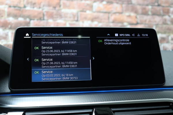 BMW 5 Serie Touring 530e xDrive High Executive M Sport Pakket Automaat / Live Cockpit Professional / Driving Assistant Professional / Laserlicht / Panoramadak / Trekhaak / Stuurwielverwarming / Ambiance Verlichting / Stoelverwarming voor+achter / Head-Up Display / DAB / Hifi / Sportstoelen