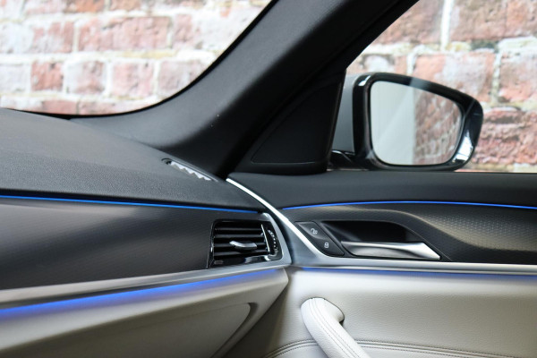 BMW 5 Serie Touring 530e xDrive High Executive M Sport Pakket Automaat / Live Cockpit Professional / Driving Assistant Professional / Laserlicht / Panoramadak / Trekhaak / Stuurwielverwarming / Ambiance Verlichting / Stoelverwarming voor+achter / Head-Up Display / DAB / Hifi / Sportstoelen