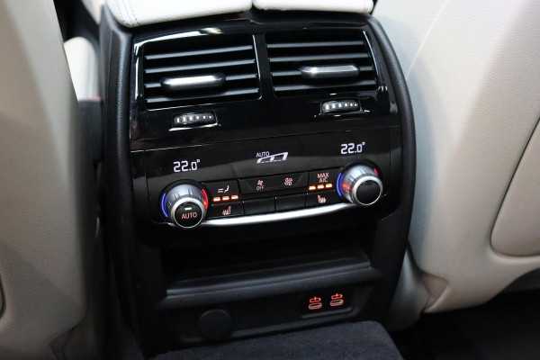 BMW 5 Serie Touring 530e xDrive High Executive M Sport Pakket Automaat / Live Cockpit Professional / Driving Assistant Professional / Laserlicht / Panoramadak / Trekhaak / Stuurwielverwarming / Ambiance Verlichting / Stoelverwarming voor+achter / Head-Up Display / DAB / Hifi / Sportstoelen