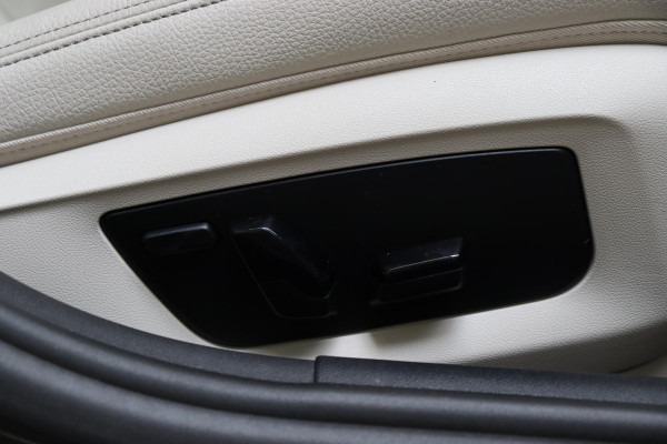 BMW 5 Serie Touring 530e xDrive High Executive M Sport Pakket Automaat / Live Cockpit Professional / Driving Assistant Professional / Laserlicht / Panoramadak / Trekhaak / Stuurwielverwarming / Ambiance Verlichting / Stoelverwarming voor+achter / Head-Up Display / DAB / Hifi / Sportstoelen