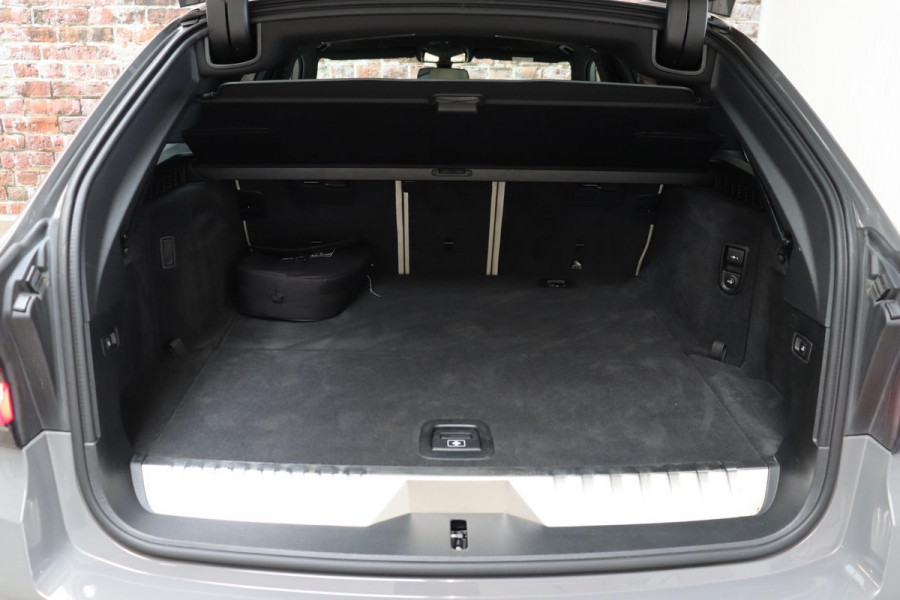 BMW 5 Serie Touring 530e xDrive High Executive M Sport Pakket Automaat / Live Cockpit Professional / Driving Assistant Professional / Laserlicht / Panoramadak / Trekhaak / Stuurwielverwarming / Ambiance Verlichting / Stoelverwarming voor+achter / Head-Up Display / DAB / Hifi / Sportstoelen