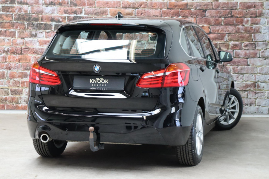 BMW 2 Serie Active Tourer 218i Executive Automaat / Navigatie / Trekhaak / Achteruitrijcamera / Climate Control / Sportstoel / Cruise Control / Bluetooth / Chrome Line / 16 Inch / Parkeerassistent / LED