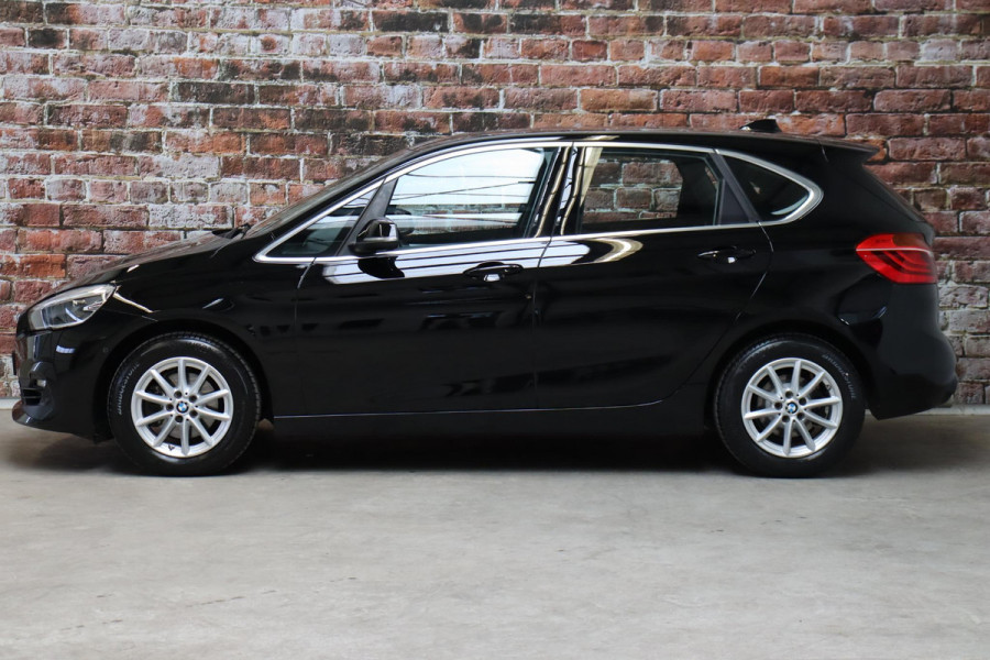 BMW 2 Serie Active Tourer 218i Executive Automaat / Navigatie / Trekhaak / Achteruitrijcamera / Climate Control / Sportstoel / Cruise Control / Bluetooth / Chrome Line / 16 Inch / Parkeerassistent / LED
