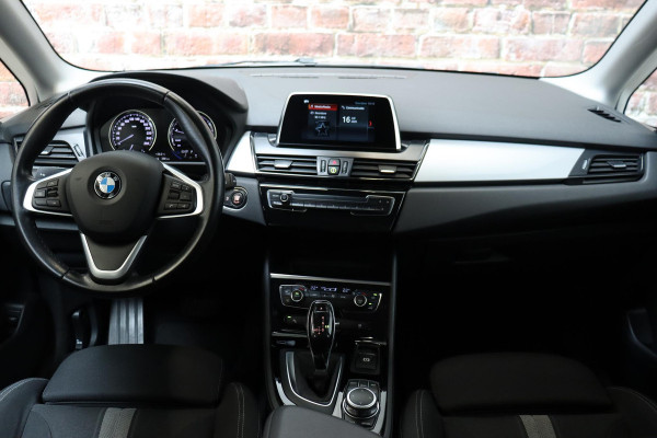 BMW 2 Serie Active Tourer 218i Executive Automaat / Navigatie / Trekhaak / Achteruitrijcamera / Climate Control / Sportstoel / Cruise Control / Bluetooth / Chrome Line / 16 Inch / Parkeerassistent / LED