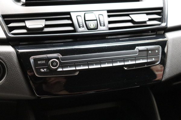 BMW 2 Serie Active Tourer 218i Executive Automaat / Navigatie / Trekhaak / Achteruitrijcamera / Climate Control / Sportstoel / Cruise Control / Bluetooth / Chrome Line / 16 Inch / Parkeerassistent / LED