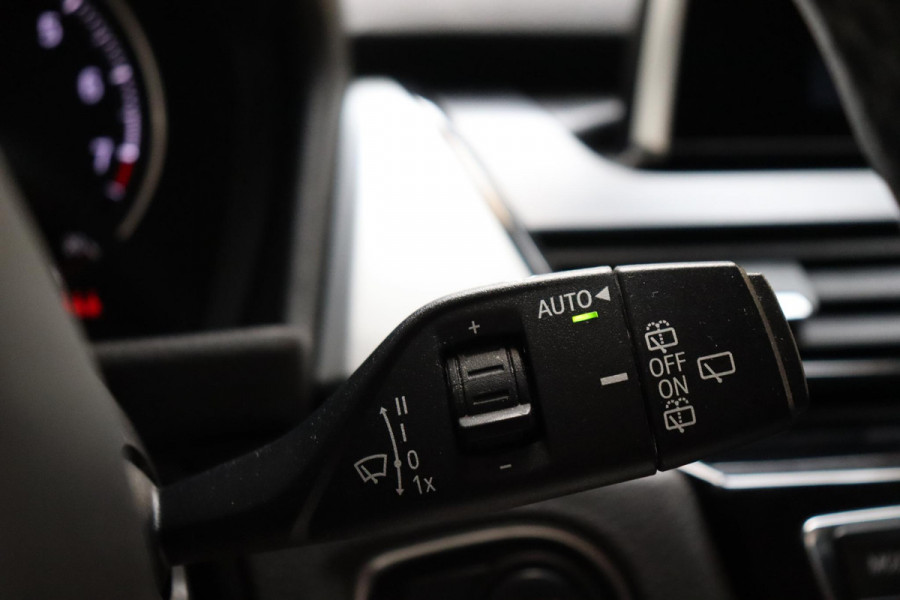 BMW 2 Serie Active Tourer 218i Executive Automaat / Navigatie / Trekhaak / Achteruitrijcamera / Climate Control / Sportstoel / Cruise Control / Bluetooth / Chrome Line / 16 Inch / Parkeerassistent / LED