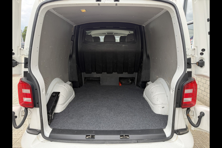Volkswagen Transporter 2.0 TDI 150pk DSG automaat L2H1 DC 5 persoons Highline / vaste prijs rijklaar € 32.950 ex btw / lease vanaf € 538 / leer / cruise / airco / trekhaak 2500 kg / navigatie / euro 6 / bpm vrij !