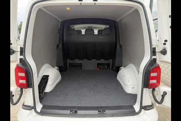 Volkswagen Transporter 2.0 TDI 150pk DSG automaat L2H1 DC 5 persoons Highline / vaste prijs rijklaar € 32.950 ex btw / lease vanaf € 538 / leer / cruise / airco / trekhaak 2500 kg / navigatie / euro 6 / bpm vrij !