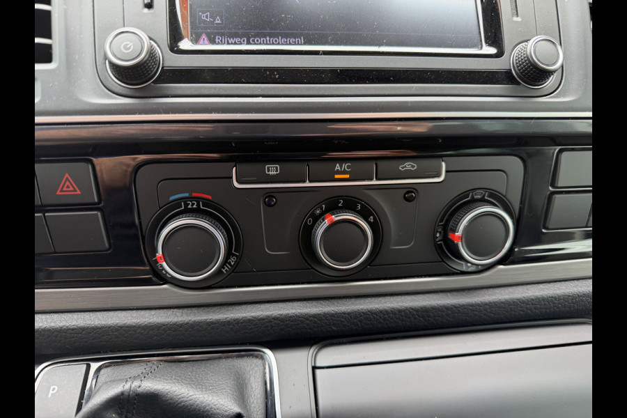 Volkswagen Transporter 2.0 TDI 150pk DSG automaat L2H1 DC 5 persoons Highline / vaste prijs rijklaar € 32.950 ex btw / lease vanaf € 538 / leer / cruise / airco / trekhaak 2500 kg / navigatie / euro 6 / bpm vrij !