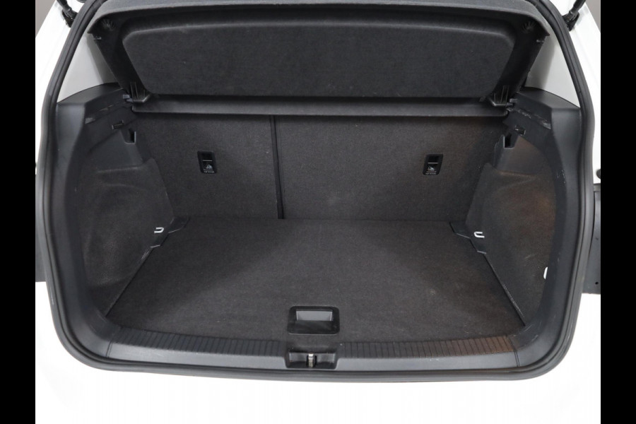 Volkswagen T-Cross 1.0 TSI Style 115pk 6bak| Navigatie| alarm| 17'LM-velgen | Extra getint glas
