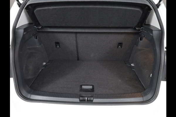 Volkswagen T-Cross 1.0 TSI Style 115pk 6bak| Navigatie| alarm| 17'LM-velgen | Extra getint glas
