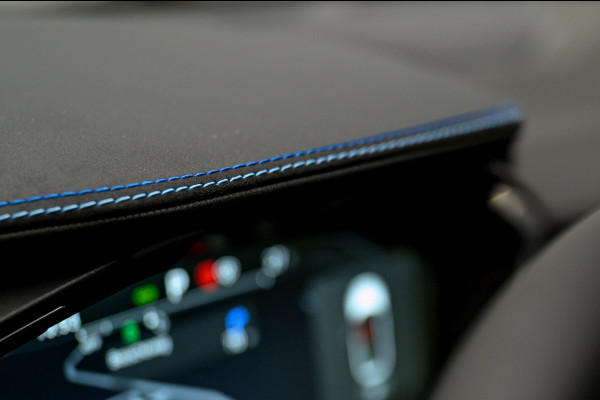 Lynk & Co 01 1.5 261PK Plug-in Hybrid *Zwarte Hemel* 360° Camera Pano/dak Apple/Carplay Adaptive/Cruise