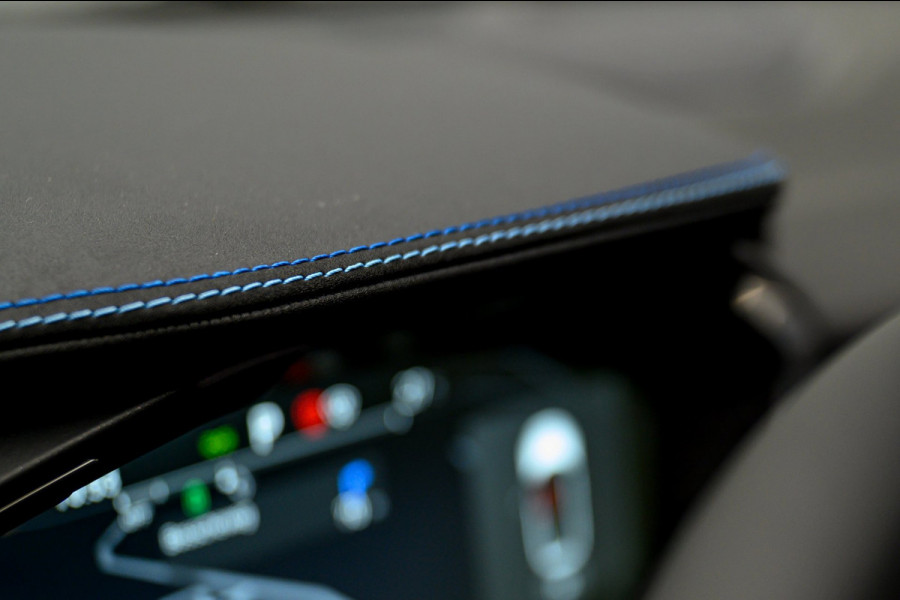 Lynk & Co 01 1.5 261PK Plug-in Hybrid *Zwarte Hemel* 360° Camera Pano/dak Apple/Carplay Adaptive/Cruise