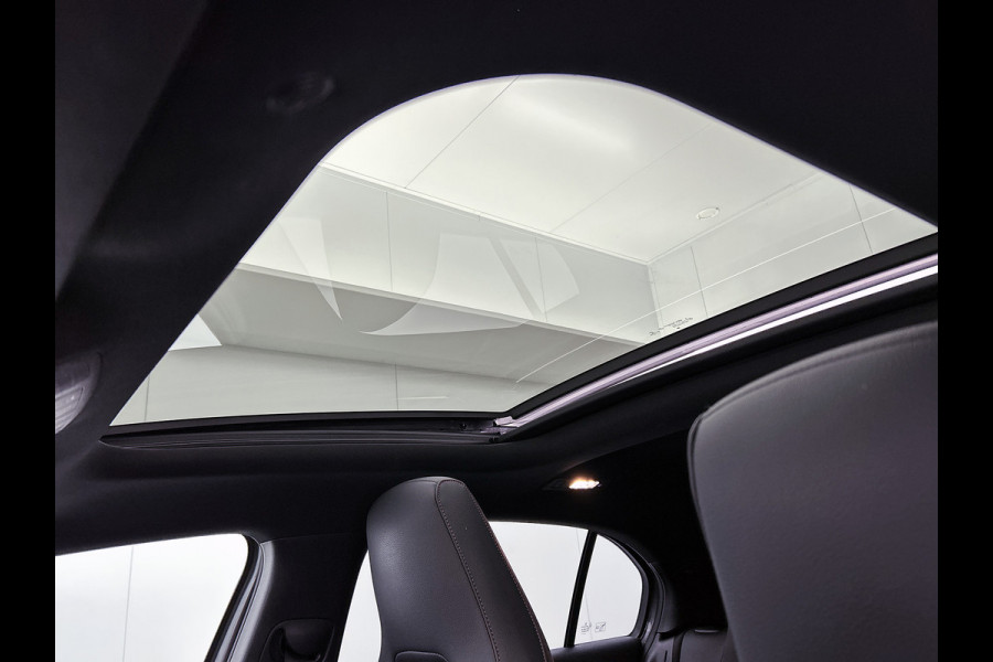 Mercedes-Benz A-Klasse 250 e AMG Plug-In Hybride | AMG-Line interieur | AMG- Line Exterieur | Achteruitrijcamera |  Panorama schuifkanteldak | Sfeerverlichting | Stoelverwarming | navigatie| 24 maanden Certified Mercedes-benz garantie