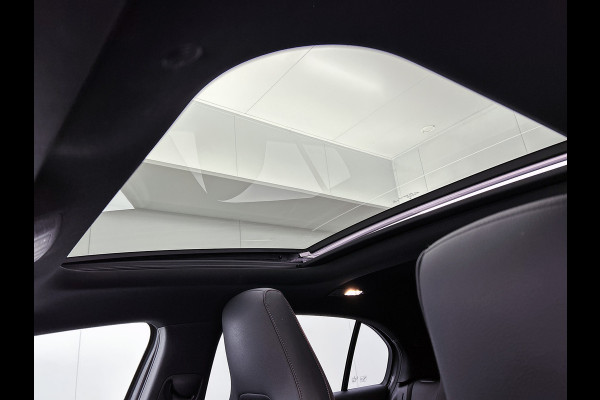 Mercedes-Benz A-Klasse 250 e AMG Plug-In Hybride | AMG-Line interieur | AMG- Line Exterieur | Achteruitrijcamera |  Panorama schuifkanteldak | Sfeerverlichting | Stoelverwarming | navigatie| 24 maanden Certified Mercedes-benz garantie