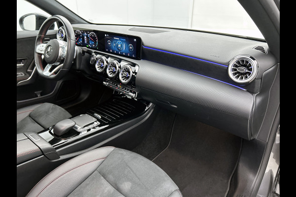 Mercedes-Benz A-Klasse 250 e AMG Plug-In Hybride | AMG-Line interieur | AMG- Line Exterieur | Achteruitrijcamera |  Panorama schuifkanteldak | Sfeerverlichting | Stoelverwarming | navigatie| 24 maanden Certified Mercedes-benz garantie