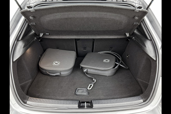 Mercedes-Benz A-Klasse 250 e AMG Plug-In Hybride | AMG-Line interieur | AMG- Line Exterieur | Achteruitrijcamera |  Panorama schuifkanteldak | Sfeerverlichting | Stoelverwarming | navigatie| 24 maanden Certified Mercedes-benz garantie