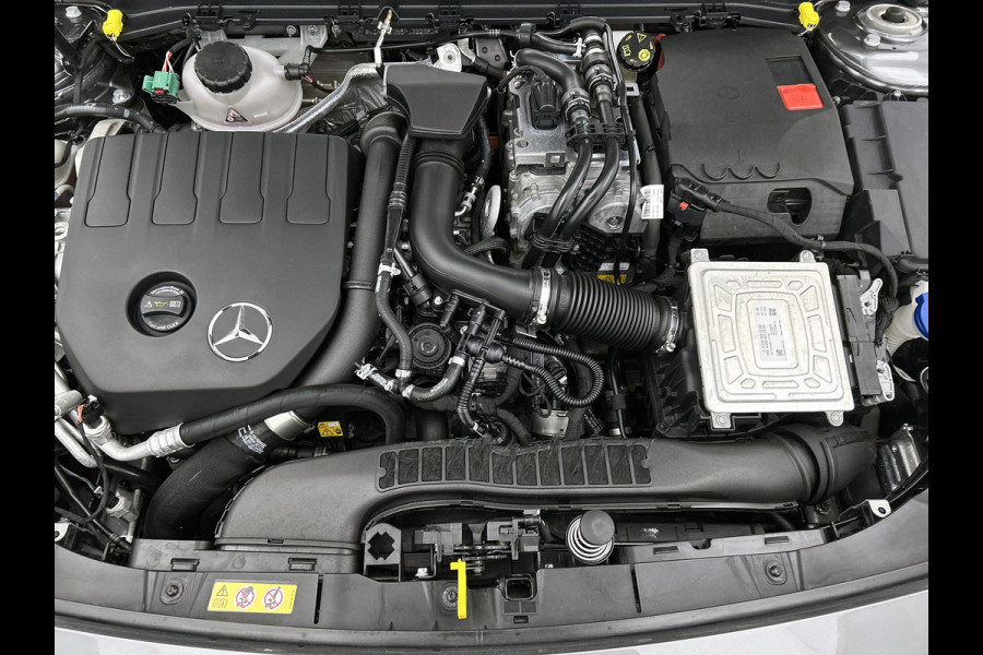 Mercedes-Benz A-Klasse 250 e AMG Plug-In Hybride | AMG-Line interieur | AMG- Line Exterieur | Achteruitrijcamera |  Panorama schuifkanteldak | Sfeerverlichting | Stoelverwarming | navigatie| 24 maanden Certified Mercedes-benz garantie