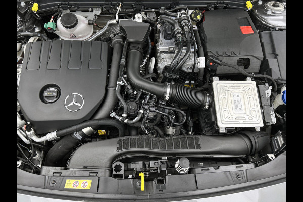 Mercedes-Benz A-Klasse 250 e AMG Plug-In Hybride | AMG-Line interieur | AMG- Line Exterieur | Achteruitrijcamera |  Panorama schuifkanteldak | Sfeerverlichting | Stoelverwarming | navigatie| 24 maanden Certified Mercedes-benz garantie