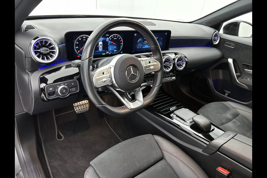 Mercedes-Benz A-Klasse 250 e AMG Plug-In Hybride | AMG-Line interieur | AMG- Line Exterieur | Achteruitrijcamera |  Panorama schuifkanteldak | Sfeerverlichting | Stoelverwarming | navigatie| 24 maanden Certified Mercedes-benz garantie