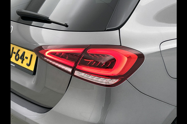Mercedes-Benz A-Klasse 250 e AMG Plug-In Hybride | AMG-Line interieur | AMG- Line Exterieur | Achteruitrijcamera |  Panorama schuifkanteldak | Sfeerverlichting | Stoelverwarming | navigatie| 24 maanden Certified Mercedes-benz garantie