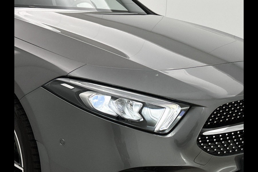 Mercedes-Benz A-Klasse 250 e AMG Plug-In Hybride | AMG-Line interieur | AMG- Line Exterieur | Achteruitrijcamera |  Panorama schuifkanteldak | Sfeerverlichting | Stoelverwarming | navigatie| 24 maanden Certified Mercedes-benz garantie