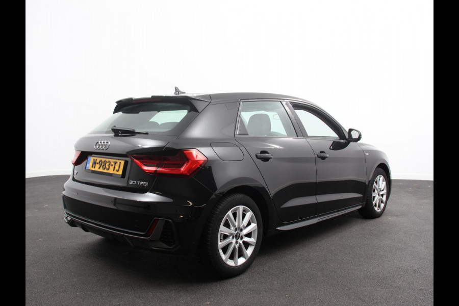 Audi A1 Sportback 30 TFSI S edition Climate control Cruise control Stoelverwarming Lichtmetalen velgen Navigatie Apple Carplay/ Android Auto Parkeersensoren