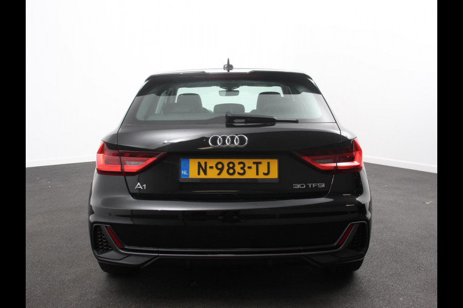 Audi A1 Sportback 30 TFSI S edition Climate control Cruise control Stoelverwarming Lichtmetalen velgen Navigatie Apple Carplay/ Android Auto Parkeersensoren