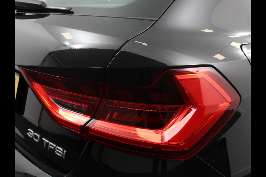 Audi A1 Sportback 30 TFSI S edition Climate control Cruise control Stoelverwarming Lichtmetalen velgen Navigatie Apple Carplay/ Android Auto Parkeersensoren