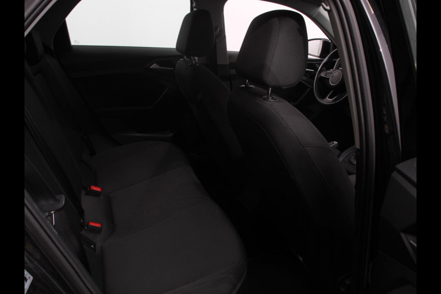 Audi A1 Sportback 30 TFSI S edition Climate control Cruise control Stoelverwarming Lichtmetalen velgen Navigatie Apple Carplay/ Android Auto Parkeersensoren