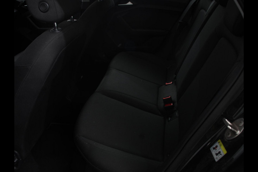 Audi A1 Sportback 30 TFSI S edition Climate control Cruise control Stoelverwarming Lichtmetalen velgen Navigatie Apple Carplay/ Android Auto Parkeersensoren