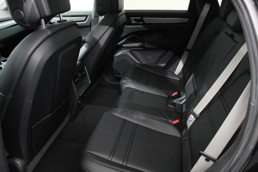 Porsche Cayenne Coupé 3.0 E-Hybrid 462pk Platinum Edition DEMO! Luchtvering Leder Panoramadak Camera Navigatie Elektrisch bedienbare achterklep Apple Carplay/ Android Auto Sfeerverlichting Cruise control