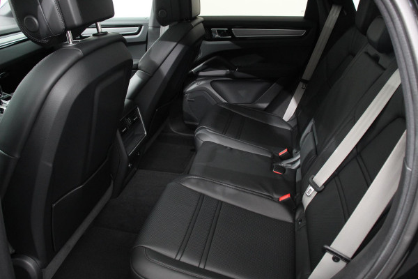 Porsche Cayenne Coupé 3.0 E-Hybrid 462pk Platinum Edition DEMO! Luchtvering Leder Panoramadak Camera Navigatie Elektrisch bedienbare achterklep Apple Carplay/ Android Auto Sfeerverlichting Cruise control