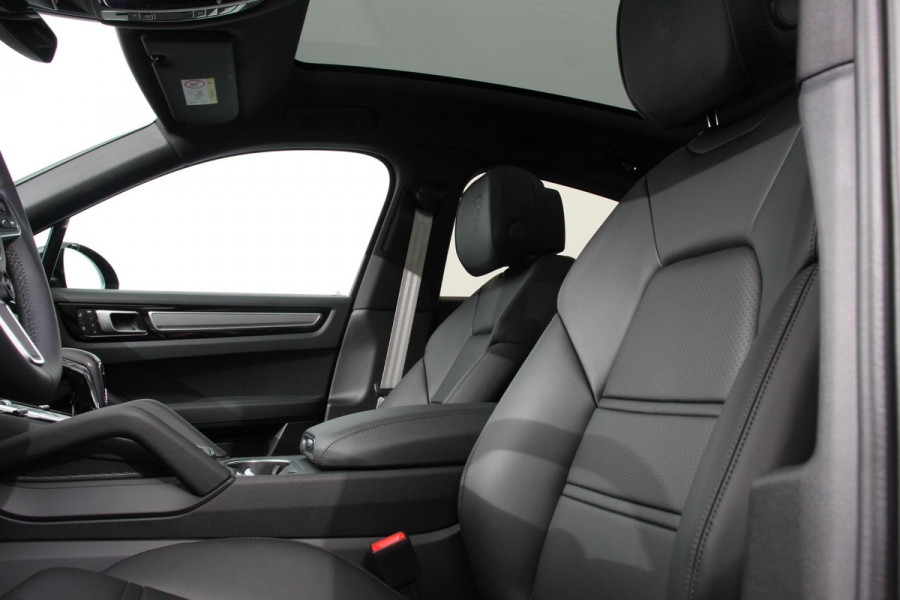 Porsche Cayenne Coupé 3.0 E-Hybrid 462pk Platinum Edition DEMO! Luchtvering Leder Panoramadak Camera Navigatie Elektrisch bedienbare achterklep Apple Carplay/ Android Auto Sfeerverlichting Cruise control