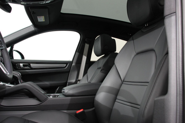 Porsche Cayenne Coupé 3.0 E-Hybrid 462pk Platinum Edition DEMO! Luchtvering Leder Panoramadak Camera Navigatie Elektrisch bedienbare achterklep Apple Carplay/ Android Auto Sfeerverlichting Cruise control